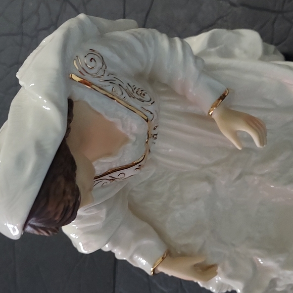 Mary &Baby Jesus Figurines Ivory&Gold Mary is 7 3/4in.Hx6in.Widest Width. B.4in - Picture 8 of 13